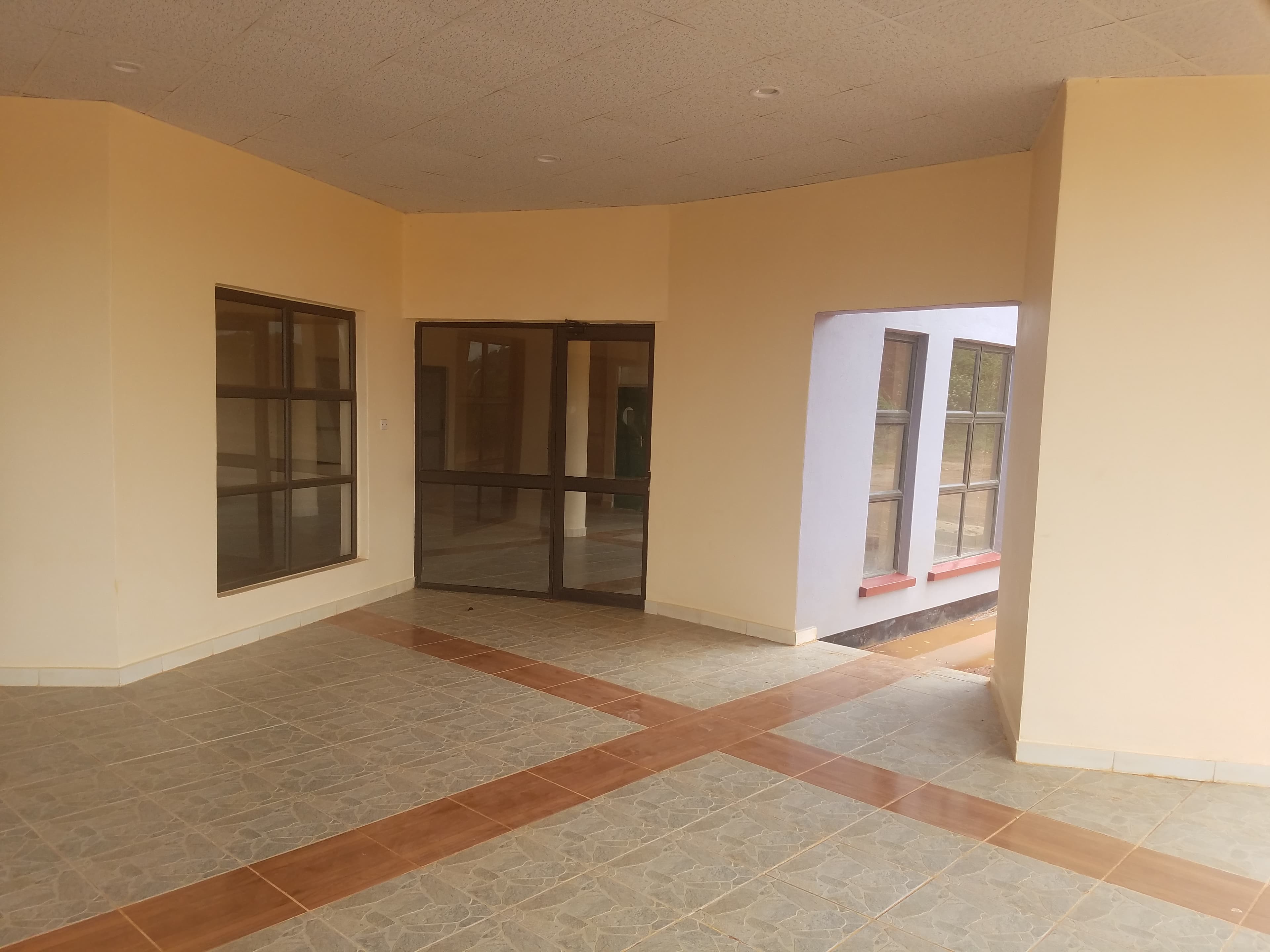 Matching aluminium doors and windows installation